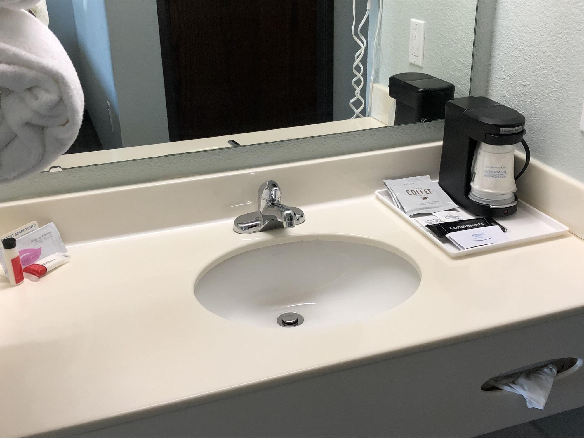 Days Inn By Wyndham Iron Mountain Extérieur photo