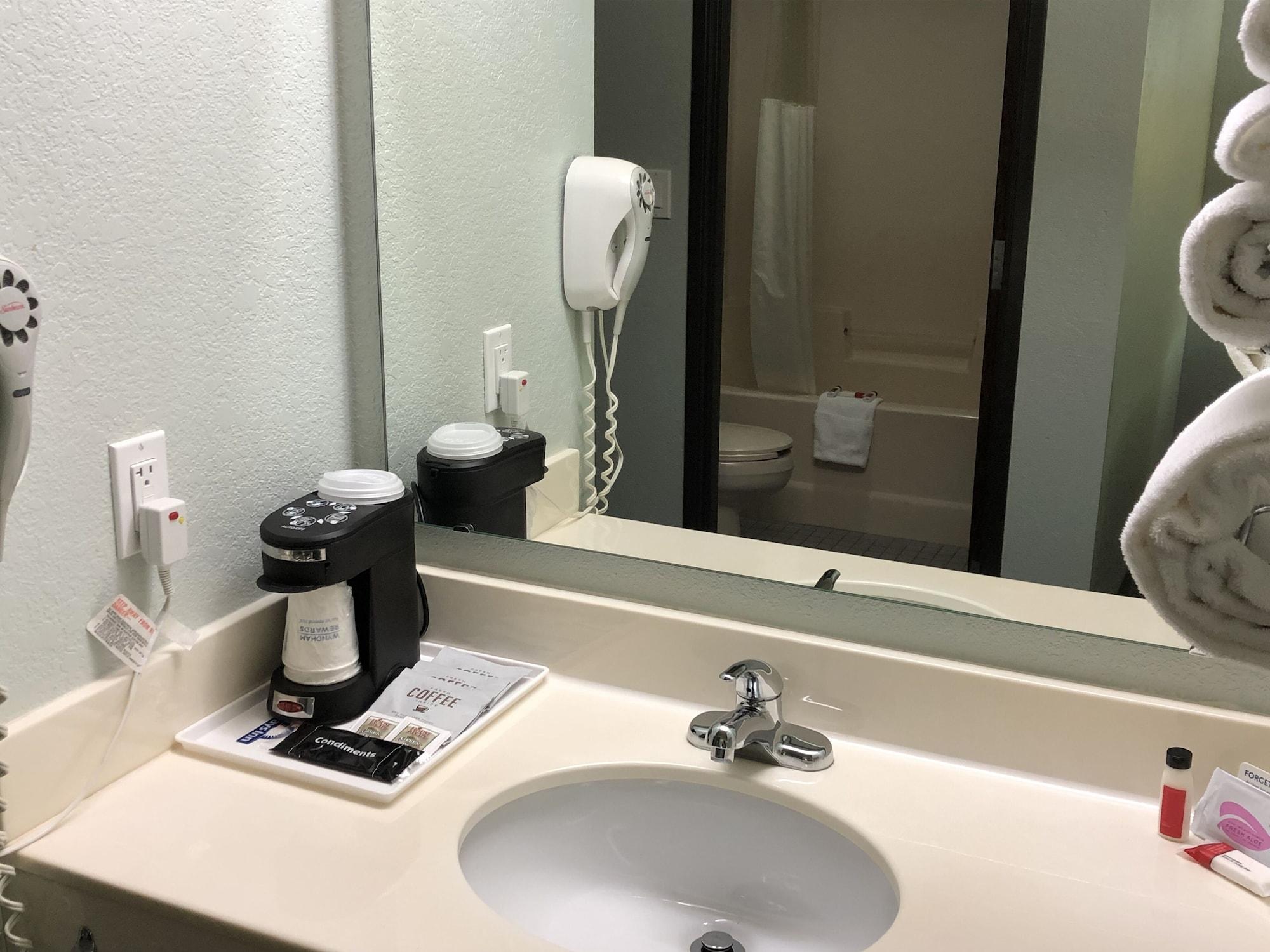 Days Inn By Wyndham Iron Mountain Extérieur photo