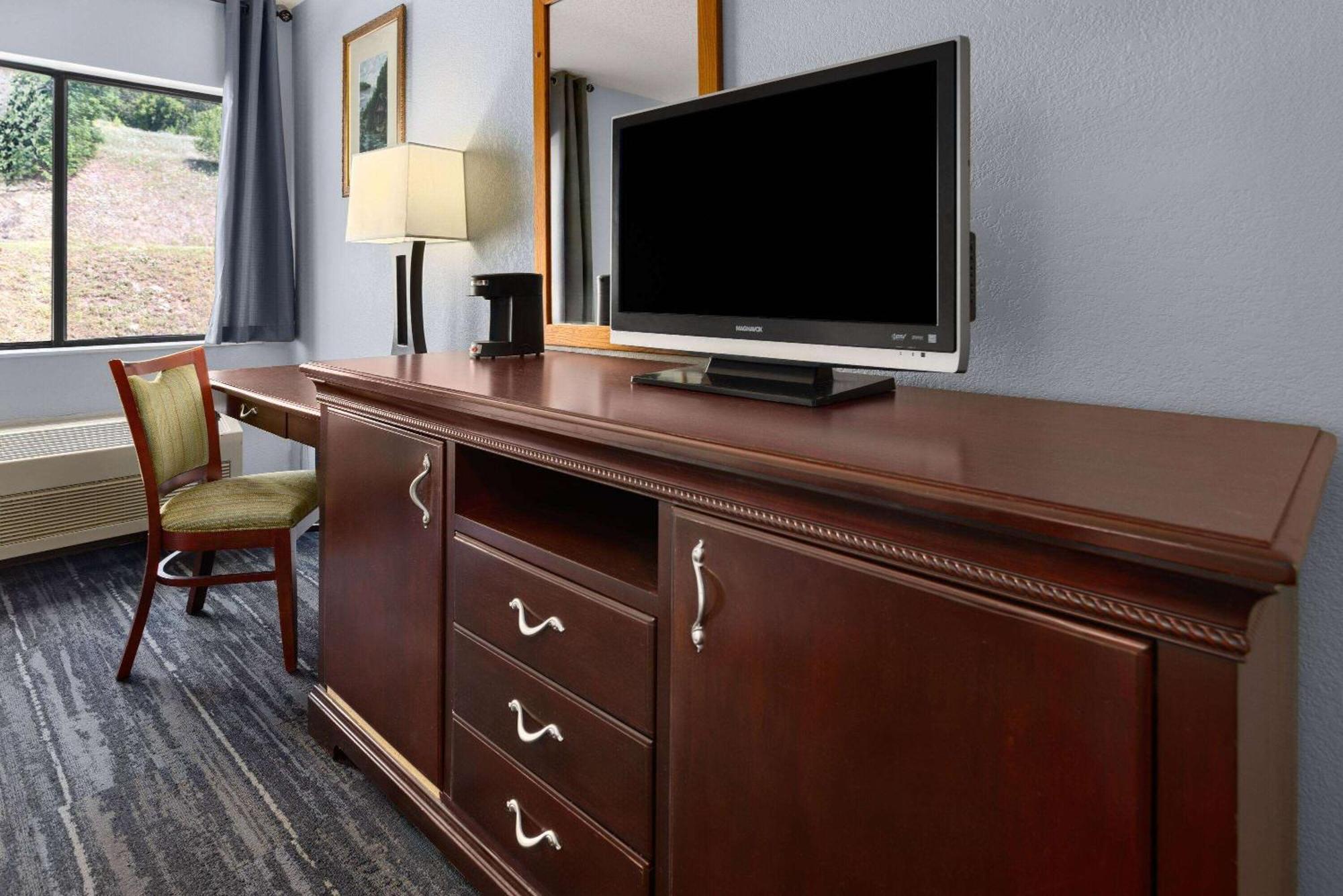 Days Inn By Wyndham Iron Mountain Extérieur photo